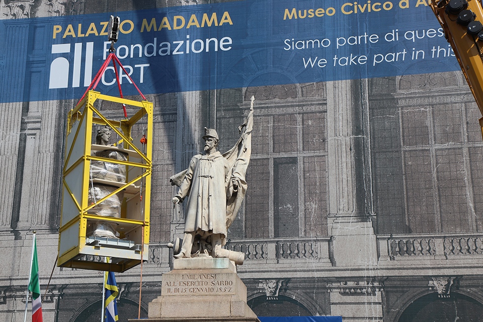 Il 'volo' delle statue di Palazzo Madama