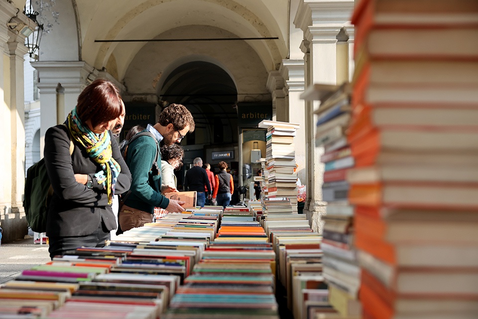 Torna “Portici di carta”, due chilometri di libreria e oltre 140 appuntamenti sotto i portici di Torino