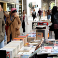 Torna “Portici di carta”, due chilometri di libreria e oltre 140 appuntamenti sotto i portici di Torino