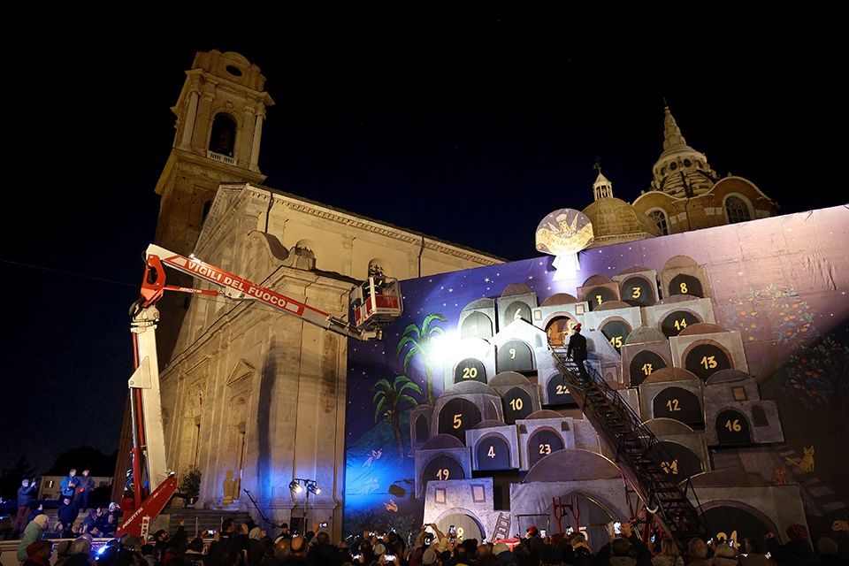Natale a Torino, che spettacolo! Apertura delle prime 2 caselle del Calendario dell'Avvento da parte dei Vigili del Fuoco