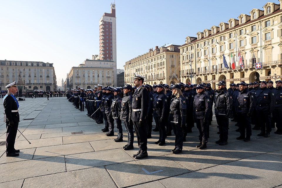 Polizia Locale, 308 agenti in Piazza Castello per la cerimonia di consegna delle placche