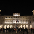 La nuova illuminazione a led sulla facciata di Palazzo Civico, creata dall'artista Luca Bigazzi