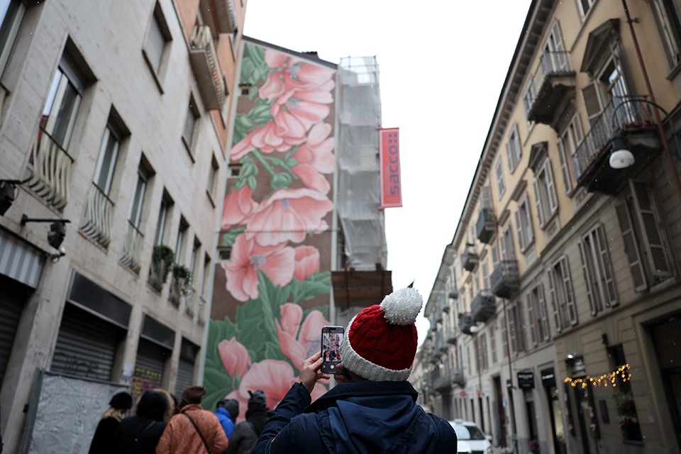 Un muro in fiore a Torino - L’artista Doa Oa firma il nuovo murale in via Fratelli Calandra