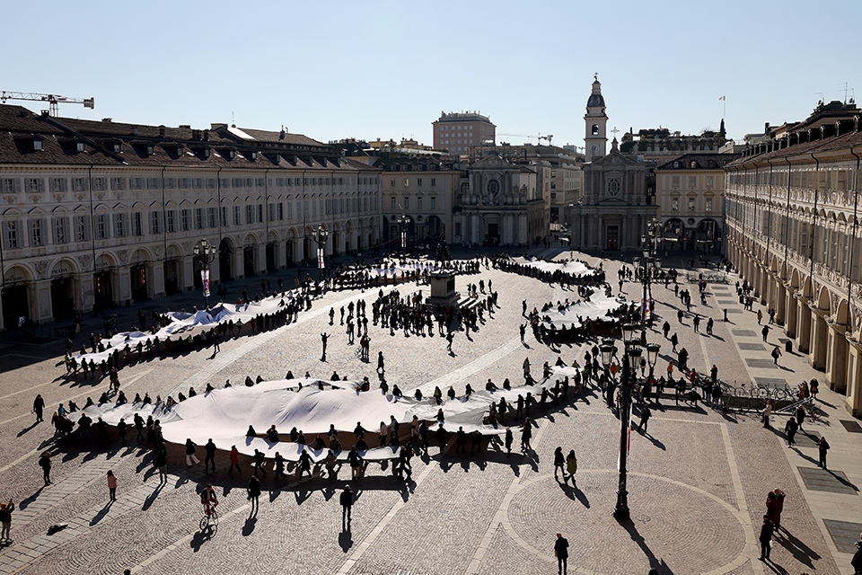 Torino accoglie JR Artist, artista francese che arriva alle Gallerie d'Italia con 'Déplacé∙e∙s'