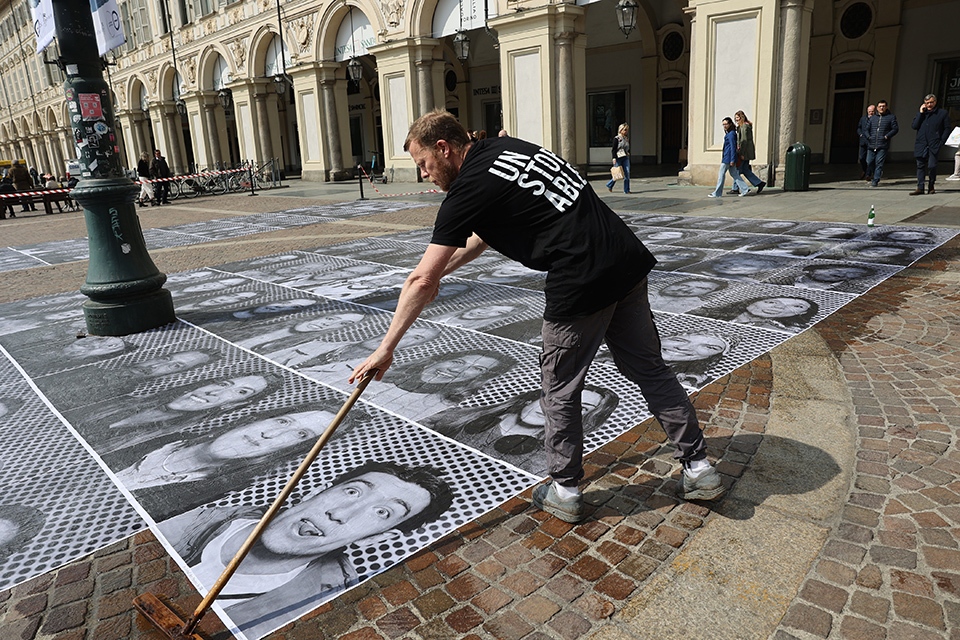 Inside Out, a Torino la performance pubblica di JR