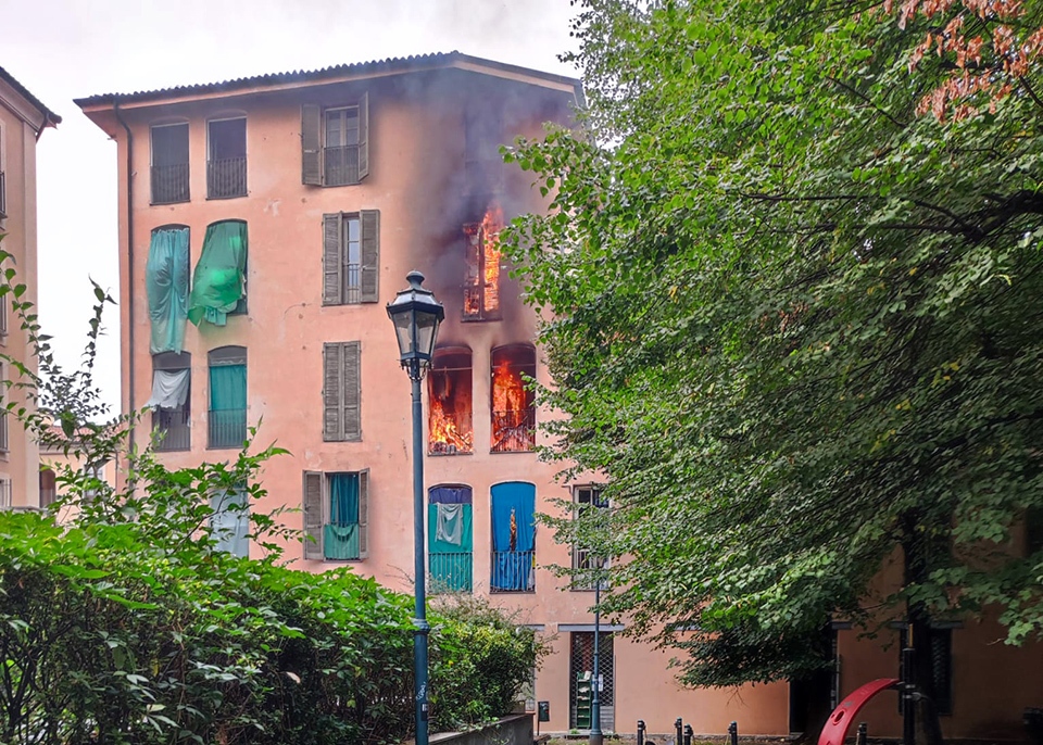 Paura in centro a Torino, fiamme in un alloggio Atc in via Bellezia
