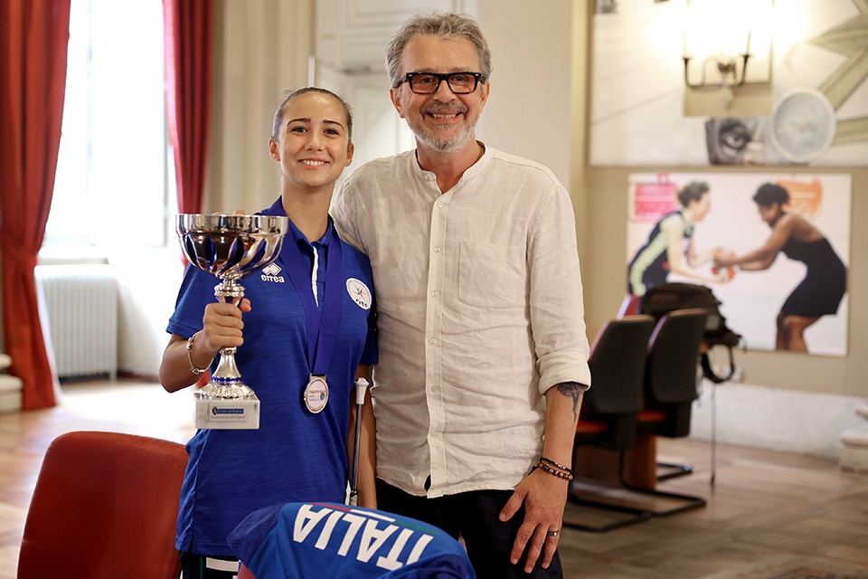 La ginnasta torinese Giulia Zanello, oro ai recenti europei di Twirling, premiata dall’assessore Carretta