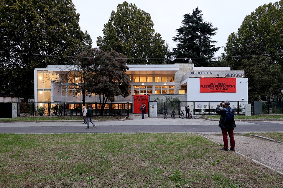 La biblioteca Geisser riapre al pubblico tra arte contemporanea e fotografia