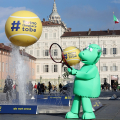 In piazza Castello piovono palline