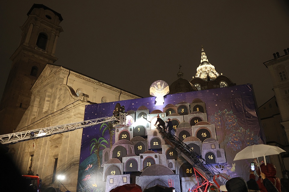 Il Natale illumina Torino. I Vigili del Fuoco aprono le prime 2 caselle del Calendario dell’Avvento