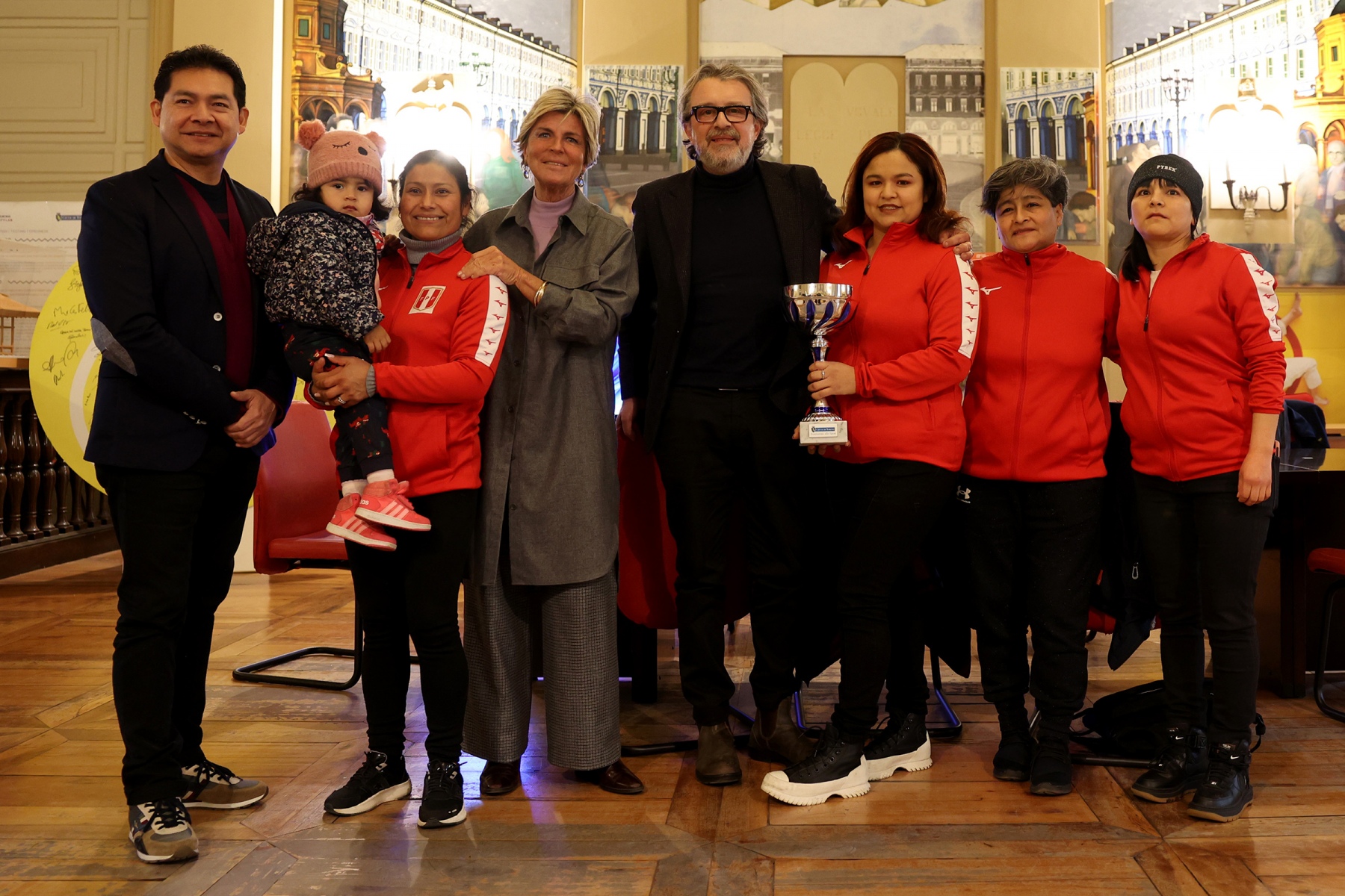 La Seleccion Peruana de Futbal Feminino di Torino premiata dall’assessore Carretta