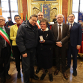 Consegna delle Medaglie d'Onore: Beardo Antonio Pietro, riceve la figlia Silvia Maria accompagnata dal Sindaco di Castellamonte