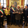 Consegna delle Medaglie d'Onore: Nabot Isidoro, riceve il figlio Luciano Giovanni accompagnato dal Sindaco di Castellamonte