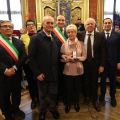 Consegna delle Medaglie d'Onore: Troglia Giacomo, riceve la nipote Domenica Nellani accompagnata dal Sindaco di Castellamonte