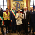 Consegna delle Medaglie d'Onore: Borelli Giovanni, riceve la figlia Luigia accompagnata dal Sindaco di Vinovo