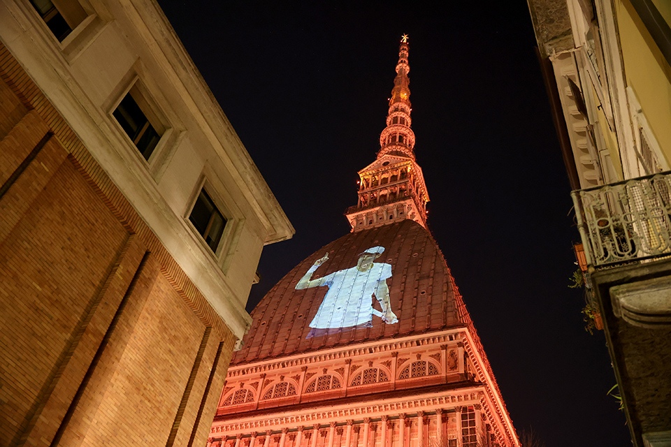Torino omaggia Sinner. L’immagine del campione sulla Mole e dal 1 febbraio la possibilità di aggiudicarsi gli stendardi delle Nitto ATP Finals 2022 e 2023