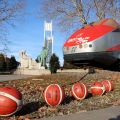 Frecciarossa e monumento a Vincenzo Vela