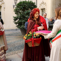 La Vicesindaca Favaro  consegna delle Chiavi della Città alla Rusnenta