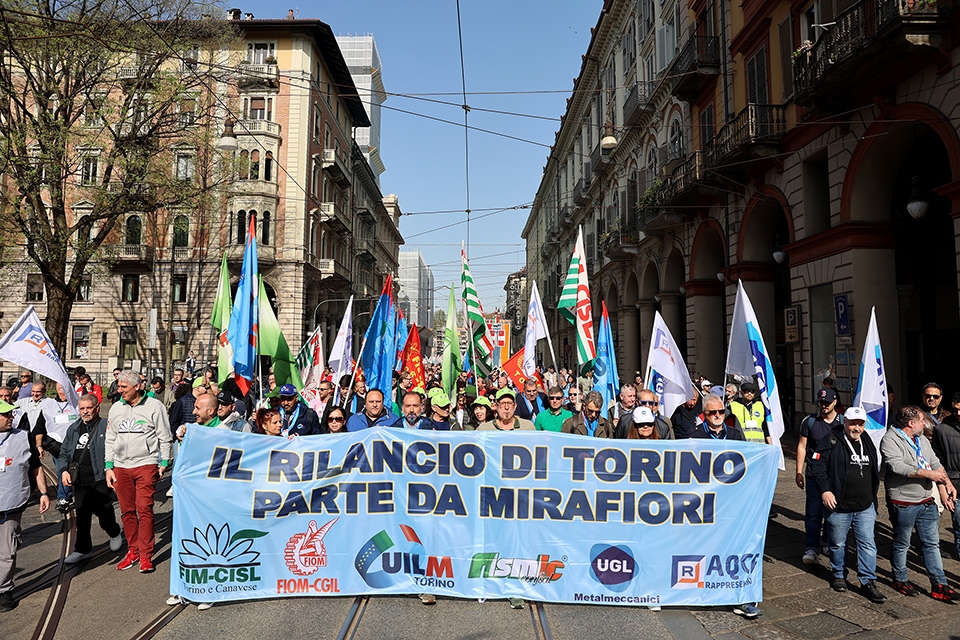 In migliaia al corteo per Mirafiori