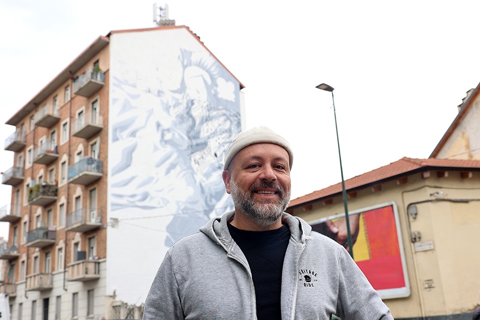 MIllo, il 'pittore volante', torna a Torino per il restyling del gigantesco murale in Barriera di Milano