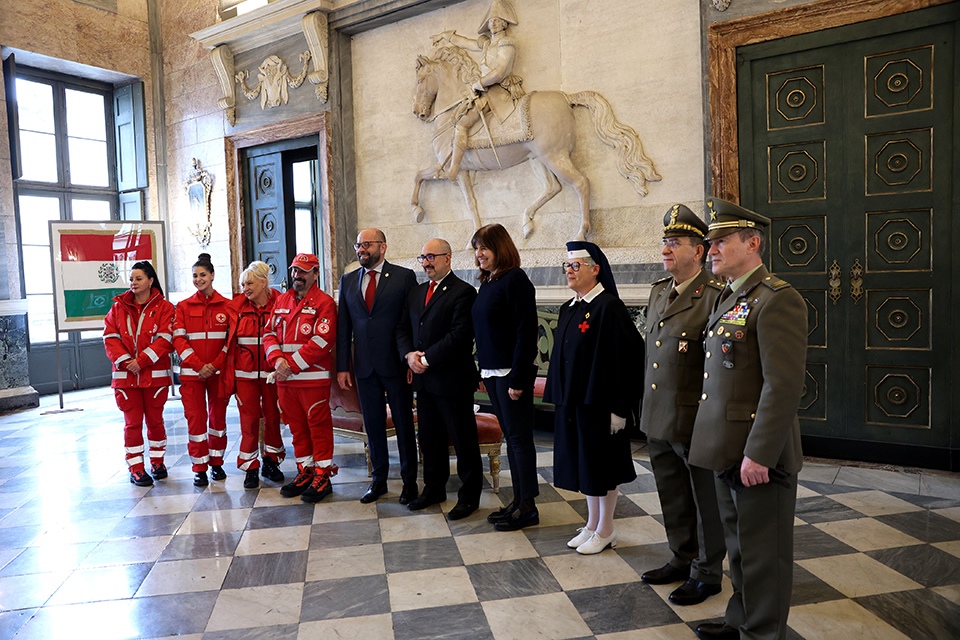 Una bandiera per i 160 anni della Croce Rossa