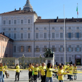 Una bicicletta umana in piazza Castello ha dato il via alla festa per il Tour de France