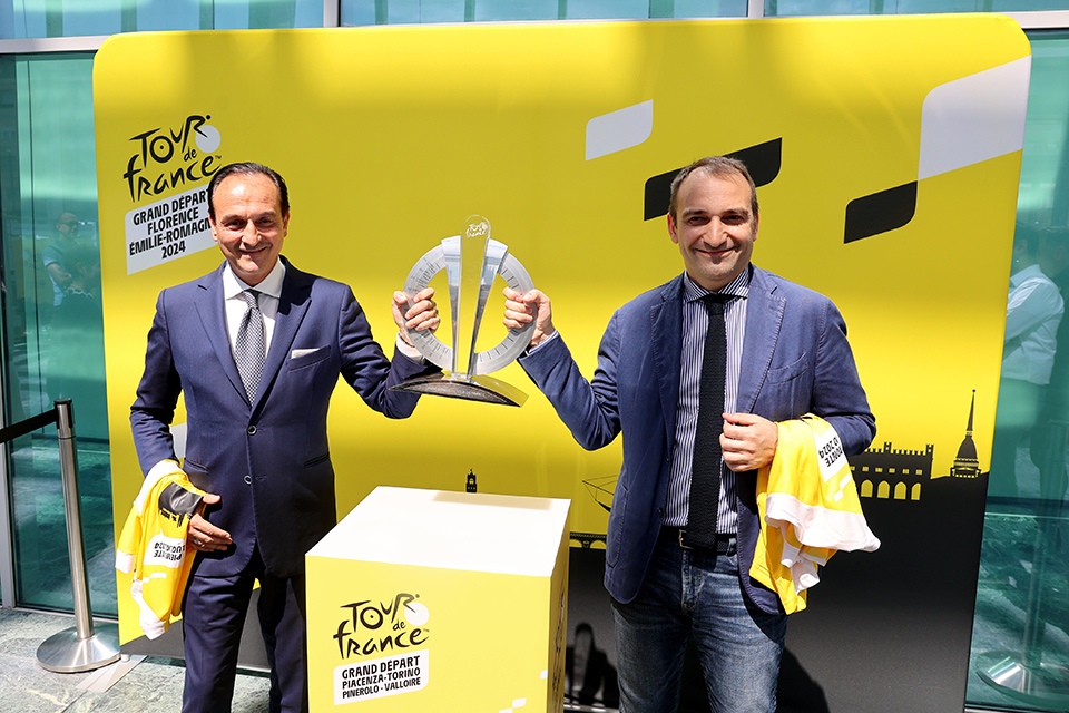 Il trofeo della “Grand Départ” nel Grattacielo della Regione