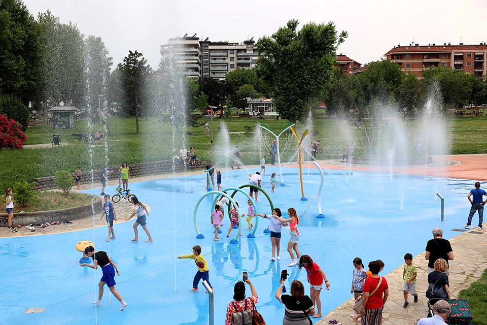 Giochi d’acqua, nuovi spazi per la pratica sportiva e la socializzazione: inaugurato il rinnovato Parco di Vittorio, riqualificato con fondi Pon Metro React-EU