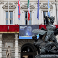 Piazza Palazzo di Città: Balconata con drappo rosso a Palazzo Civico