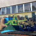 Il murale realizzato dagli studenti sulla parete bassa del cortile della succursale