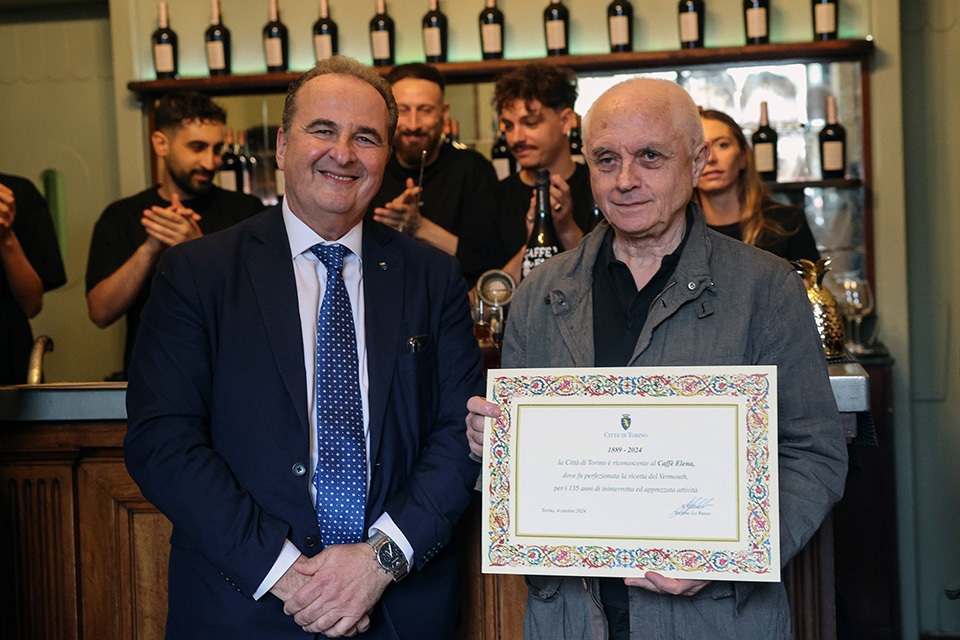 La Città dona una pergamena per i 135 anni del Caffè Elena