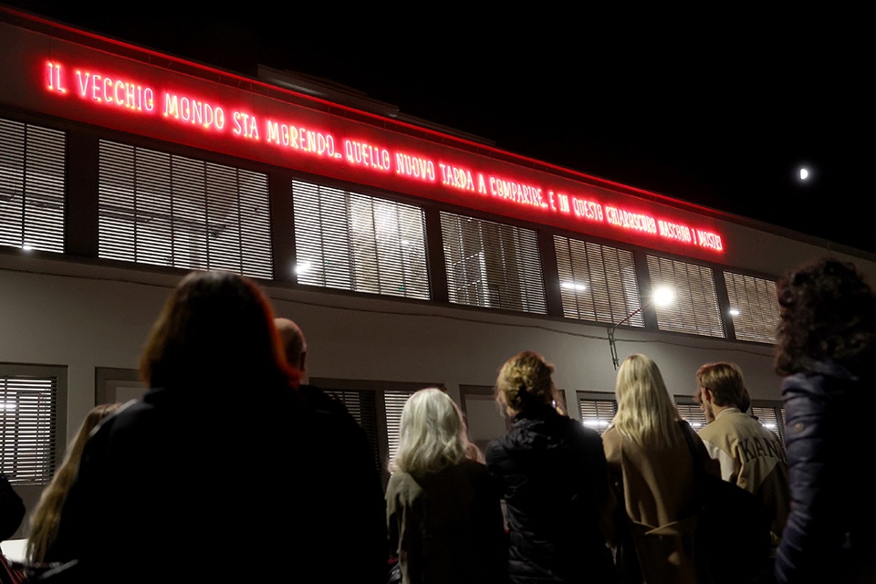 Accensione dell'opera luminosa di Alfredo Jaar al Garage Chiribiri