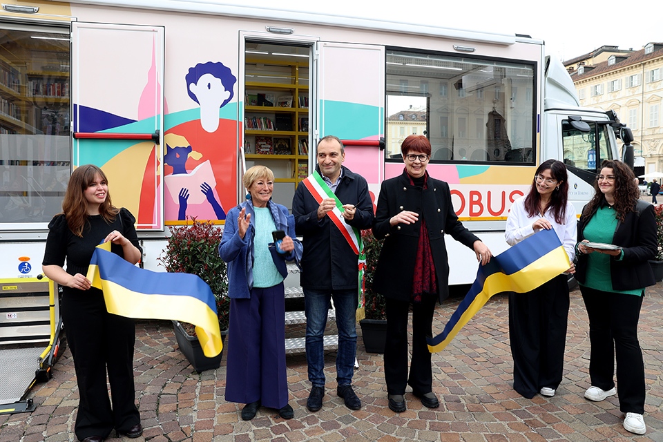 Il taglio del nastro del secondo Bibliobus delle biblioteche civiche apre Portici di Carta 2024