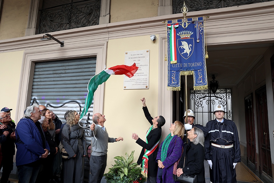 Una targa in via Sacchi 66 per Norberto Bobbio, nella casa dove visse il Professore