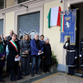 Un momento della cerimonia di scoprimento della targa a ricordo di Norberto Bobbio