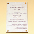 La targa a ricordo di Norberto Bobbio