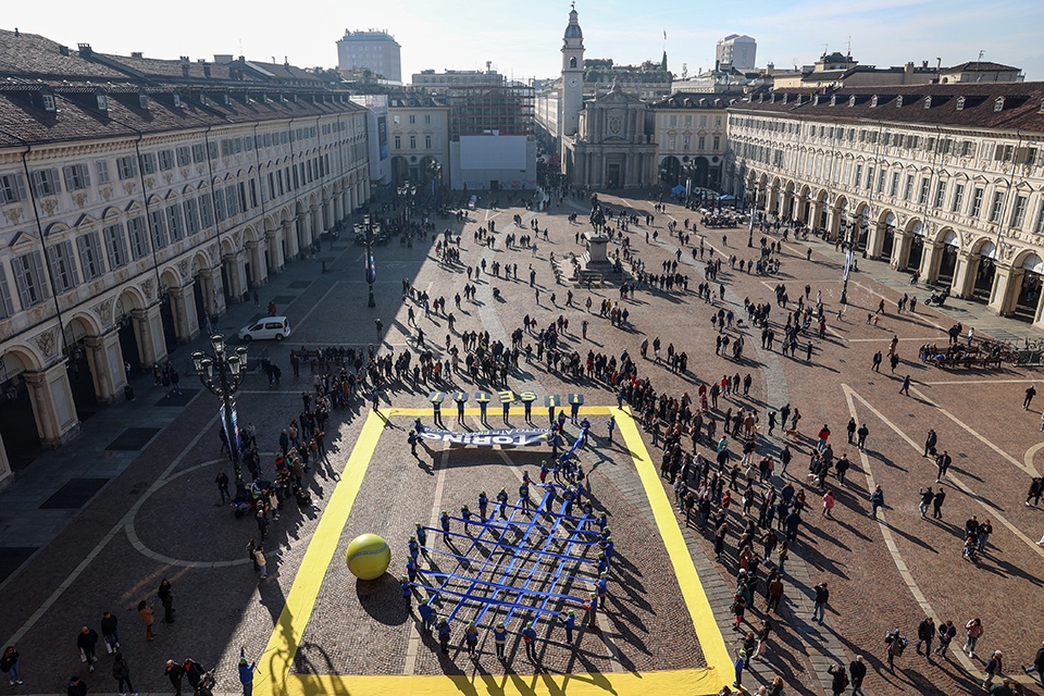 Un’enorme racchetta da tennis anima Piazza San Carlo nel flashmob 'Finals in Frame'