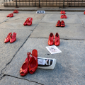 Le scarpe rosse posizionate in piazza Palazzo di Città da Taxi Torino