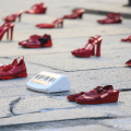 Le scarpe rosse posizionate in piazza Palazzo di Città da Taxi Torino