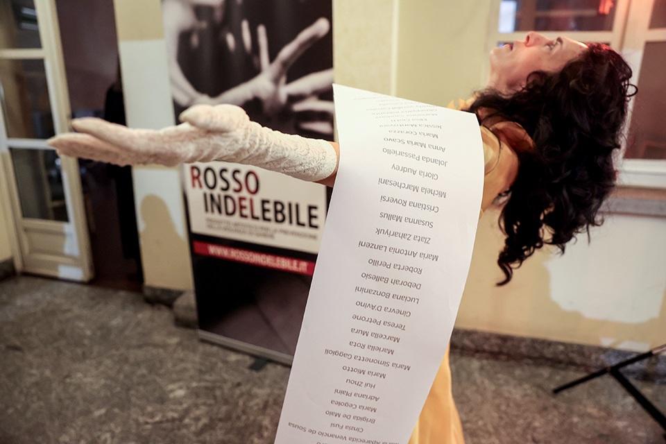 Rosso Indelebile: l’arte si fa portavoce contro la violenza di genere all’Anagrafe Centrale di Torino
