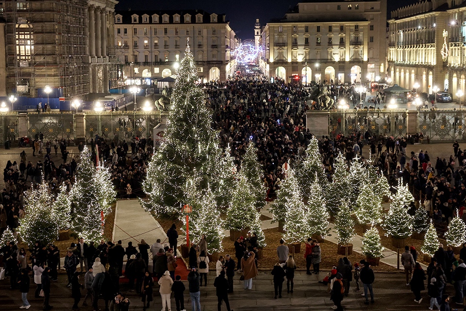 Torino, splende il Natale: luci e tradizione a Palazzo Civico e in Piazzetta Reale