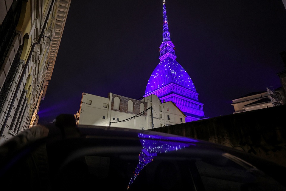 Torino, la Mole si illumina per il Natale