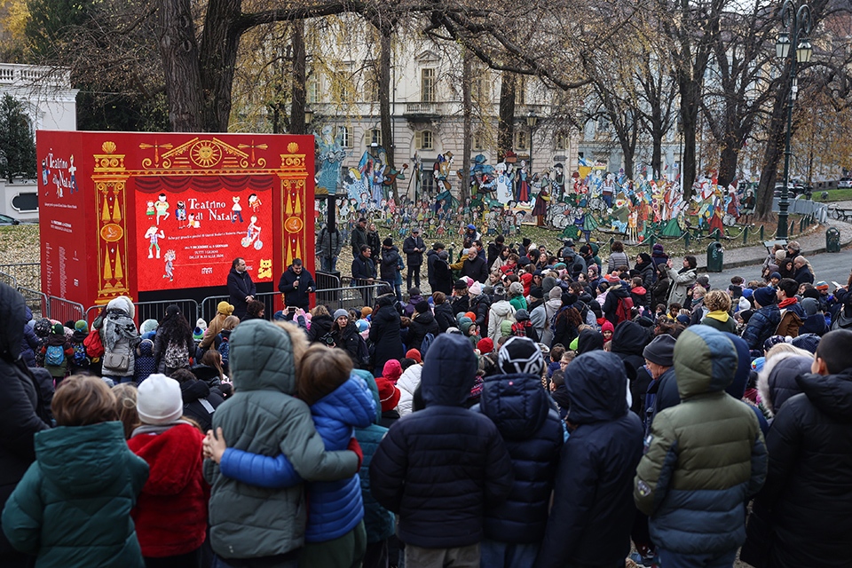 Torino, splende il Natale: il Presepe di Luzzati e il Teatrino di Natale animano Piazza Cavour