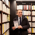 Il sindaco Lo Russo sistema simbolicamente l'ultimo libro negli scaffali della libreria