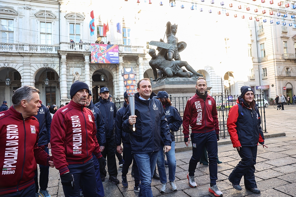 La Fiamma dei FISU Games è arrivata in città: questa mattina il passaggio a Palazzo Civico, con Sindaco, assessori e consiglieri tedofori d’eccezione
