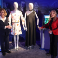 Rosanna Vaudetti e Maria Giovanna Elmi posano accanto agli abiti di scena donati al Museo della Radio Rai
