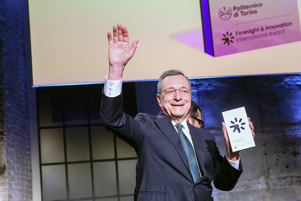 Il Politecnico di Torino premia Mario Draghi: consegnato il “Foresight and Innovation International Award 2025”