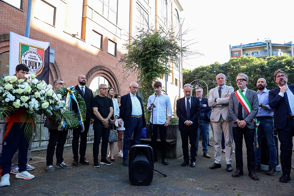 Heysel, la commemorazione in piazzetta davanti alla biblioteca Calvino: “Ricordare per educare le generazioni future”