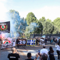 I tifosi della Juventus intonano cori per le vittime