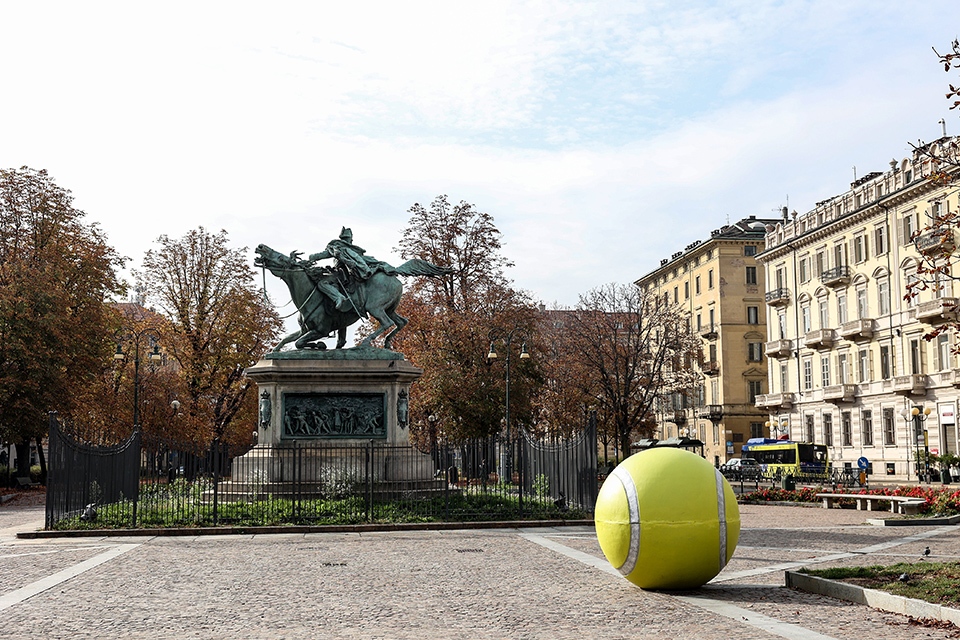 Tornano in città le installazioni ‘Piovono Palline’
